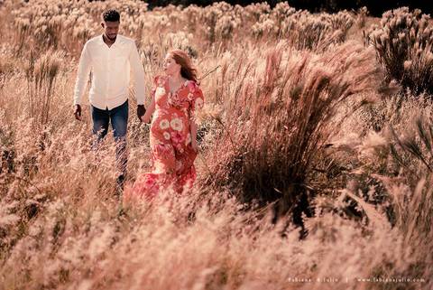 ensaioi de casal, estrada, flores, look florido, ensaio em itirapina, ensaio no morro do facao, fotos de casais, look preto para ensaio, look florido para ensaio'
