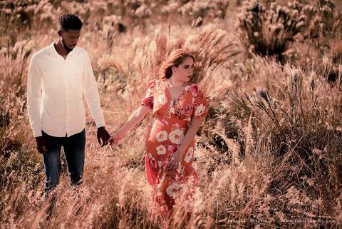 ensaioi de casal, estrada, flores, look florido, ensaio em itirapina, ensaio no morro do facao, fotos de casais, look preto para ensaio, look florido para ensaio'