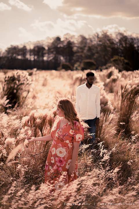ensaioi de casal, estrada, flores, look florido, ensaio em itirapina, ensaio no morro do facao, fotos de casais, look preto para ensaio, look florido para ensaio'