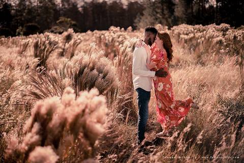 ensaioi de casal, estrada, flores, look florido, ensaio em itirapina, ensaio no morro do facao, fotos de casais, look preto para ensaio, look florido para ensaio'