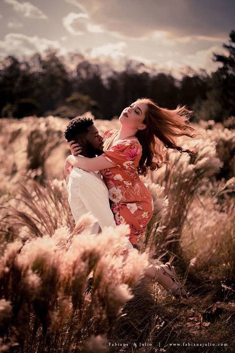 ensaioi de casal, estrada, flores, look florido, ensaio em itirapina, ensaio no morro do facao, fotos de casais, look preto para ensaio, look florido para ensaio'