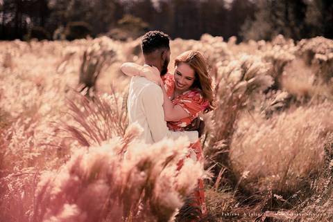 ensaioi de casal, estrada, flores, look florido, ensaio em itirapina, ensaio no morro do facao, fotos de casais, look preto para ensaio, look florido para ensaio'