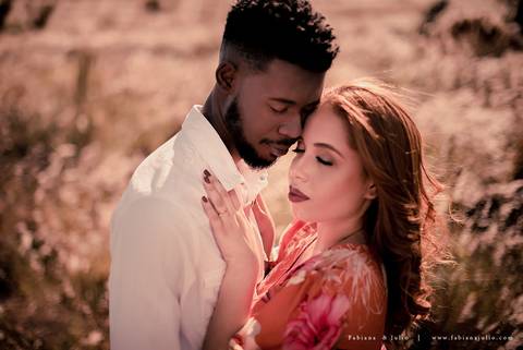 ensaioi de casal, estrada, flores, look florido, ensaio em itirapina, ensaio no morro do facao, fotos de casais, look preto para ensaio, look florido para ensaio'