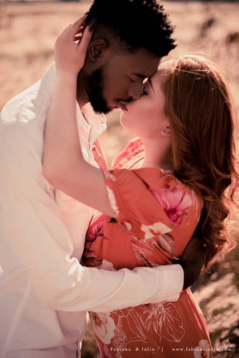 ensaioi de casal, estrada, flores, look florido, ensaio em itirapina, ensaio no morro do facao, fotos de casais, look preto para ensaio, look florido para ensaio'