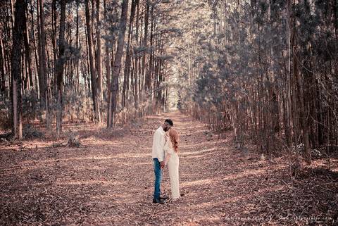 ensaioi de casal, estrada, flores, look florido, ensaio em itirapina, ensaio no morro do facao, fotos de casais, look preto para ensaio, look florido para ensaio'