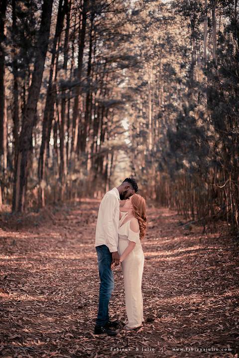 ensaioi de casal, estrada, flores, look florido, ensaio em itirapina, ensaio no morro do facao, fotos de casais, look preto para ensaio, look florido para ensaio'