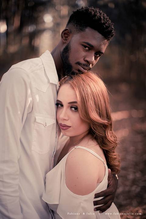 ensaioi de casal, estrada, flores, look florido, ensaio em itirapina, ensaio no morro do facao, fotos de casais, look preto para ensaio, look florido para ensaio'