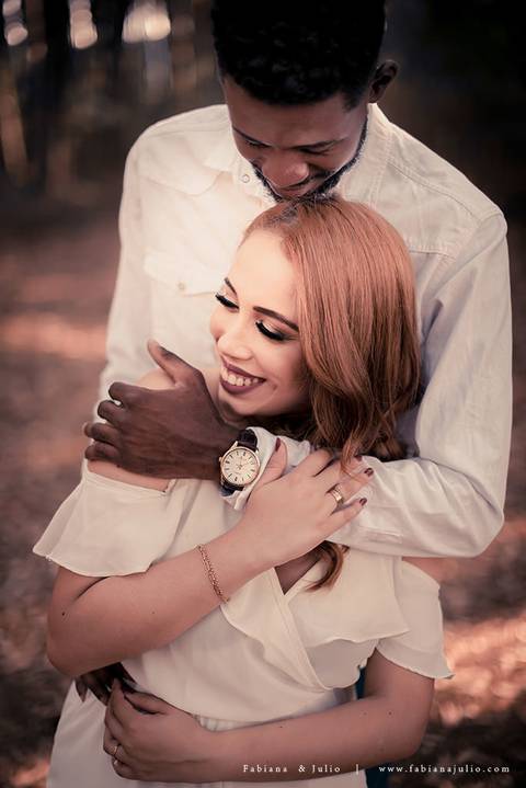 ensaioi de casal, estrada, flores, look florido, ensaio em itirapina, ensaio no morro do facao, fotos de casais, look preto para ensaio, look florido para ensaio'