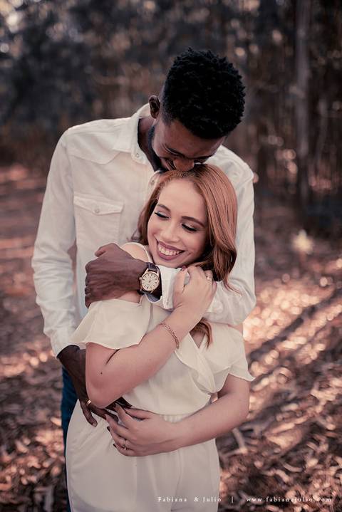 ensaioi de casal, estrada, flores, look florido, ensaio em itirapina, ensaio no morro do facao, fotos de casais, look preto para ensaio, look florido para ensaio'