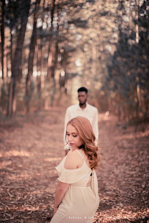 ensaioi de casal, estrada, flores, look florido, ensaio em itirapina, ensaio no morro do facao, fotos de casais, look preto para ensaio, look florido para ensaio'