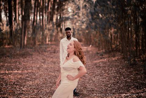 ensaioi de casal, estrada, flores, look florido, ensaio em itirapina, ensaio no morro do facao, fotos de casais, look preto para ensaio, look florido para ensaio'