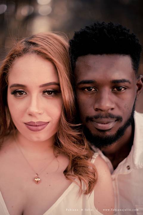 ensaioi de casal, estrada, flores, look florido, ensaio em itirapina, ensaio no morro do facao, fotos de casais, look preto para ensaio, look florido para ensaio'