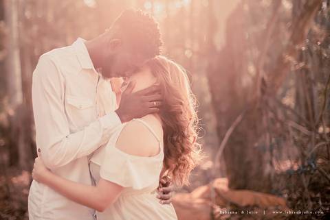 ensaioi de casal, estrada, flores, look florido, ensaio em itirapina, ensaio no morro do facao, fotos de casais, look preto para ensaio, look florido para ensaio'