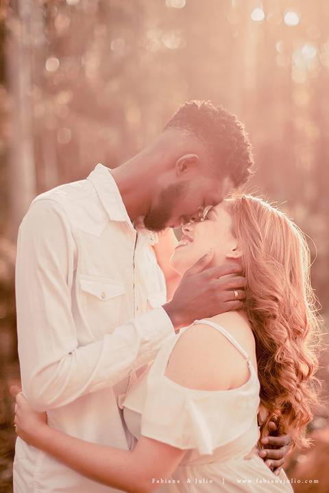 ensaioi de casal, estrada, flores, look florido, ensaio em itirapina, ensaio no morro do facao, fotos de casais, look preto para ensaio, look florido para ensaio'