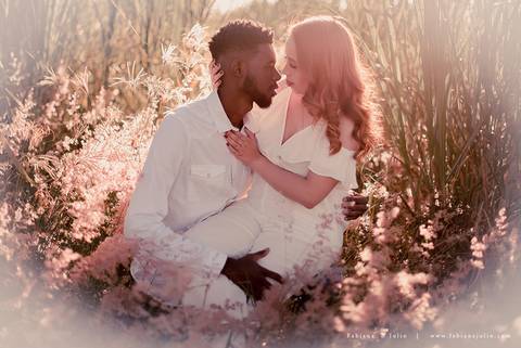 ensaioi de casal, estrada, flores, look florido, ensaio em itirapina, ensaio no morro do facao, fotos de casais, look preto para ensaio, look florido para ensaio'