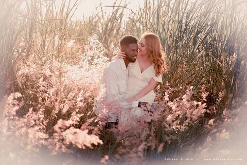 ensaioi de casal, estrada, flores, look florido, ensaio em itirapina, ensaio no morro do facao, fotos de casais, look preto para ensaio, look florido para ensaio'