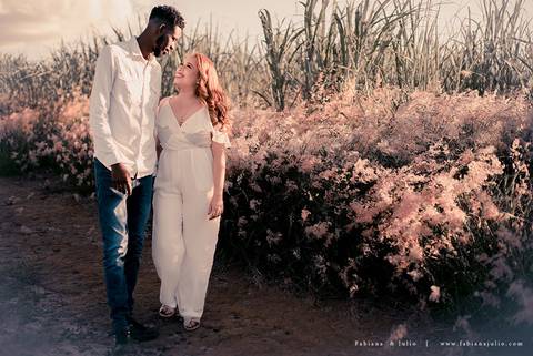 ensaioi de casal, estrada, flores, look florido, ensaio em itirapina, ensaio no morro do facao, fotos de casais, look preto para ensaio, look florido para ensaio'