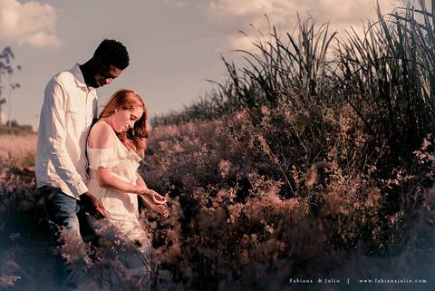 ensaioi de casal, estrada, flores, look florido, ensaio em itirapina, ensaio no morro do facao, fotos de casais, look preto para ensaio, look florido para ensaio'