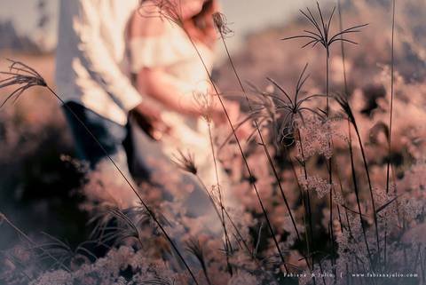 ensaioi de casal, estrada, flores, look florido, ensaio em itirapina, ensaio no morro do facao, fotos de casais, look preto para ensaio, look florido para ensaio'