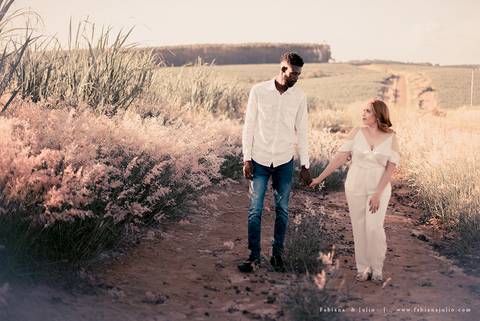 ensaioi de casal, estrada, flores, look florido, ensaio em itirapina, ensaio no morro do facao, fotos de casais, look preto para ensaio, look florido para ensaio'