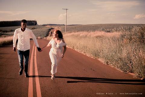 ensaioi de casal, estrada, flores, look florido, ensaio em itirapina, ensaio no morro do facao, fotos de casais, look preto para ensaio, look florido para ensaio'