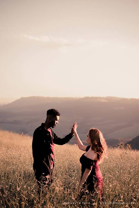 ensaioi de casal, estrada, flores, look florido, ensaio em itirapina, ensaio no morro do facao, fotos de casais, look preto para ensaio, look florido para ensaio'