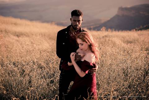 ensaioi de casal, estrada, flores, look florido, ensaio em itirapina, ensaio no morro do facao, fotos de casais, look preto para ensaio, look florido para ensaio'