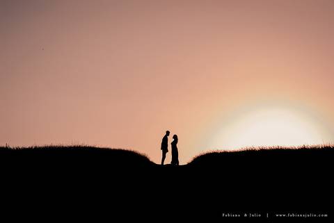 ensaioi de casal, estrada, flores, look florido, ensaio em itirapina, ensaio no morro do facao, fotos de casais, look preto para ensaio, look florido para ensaio'