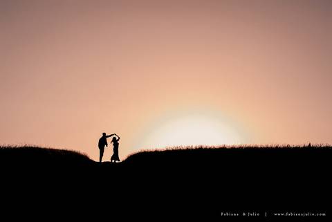 ensaioi de casal, estrada, flores, look florido, ensaio em itirapina, ensaio no morro do facao, fotos de casais, look preto para ensaio, look florido para ensaio'