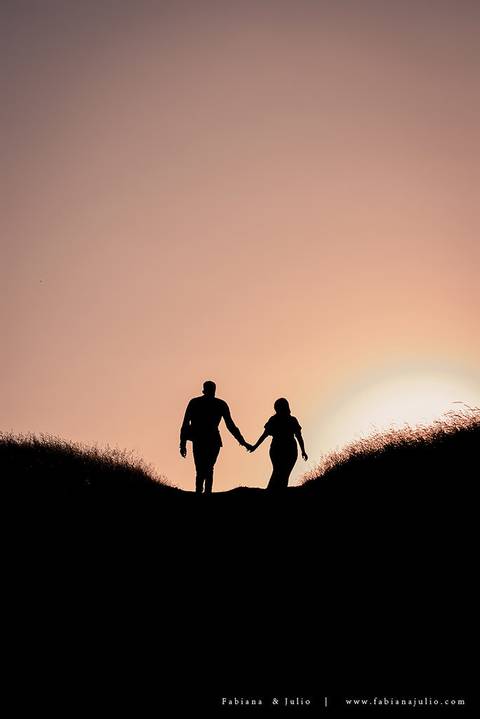 ensaioi de casal, estrada, flores, look florido, ensaio em itirapina, ensaio no morro do facao, fotos de casais, look preto para ensaio, look florido para ensaio'