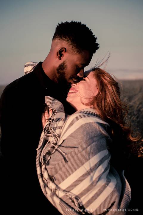 ensaioi de casal, estrada, flores, look florido, ensaio em itirapina, ensaio no morro do facao, fotos de casais, look preto para ensaio, look florido para ensaio'