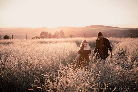 ensaioi de casal, estrada, flores, look florido, ensaio em itirapina, ensaio no morro do facao, fotos de casais, look preto para ensaio, look florido para ensaio'