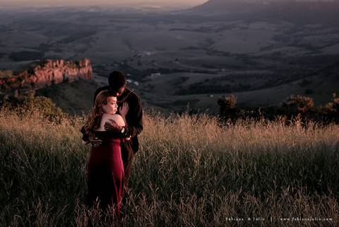 ensaioi de casal, estrada, flores, look florido, ensaio em itirapina, ensaio no morro do facao, fotos de casais, look preto para ensaio, look florido para ensaio'