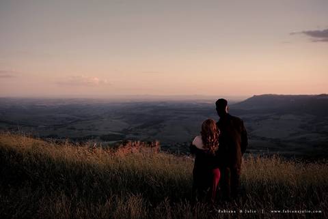 ensaioi de casal, estrada, flores, look florido, ensaio em itirapina, ensaio no morro do facao, fotos de casais, look preto para ensaio, look florido para ensaio'