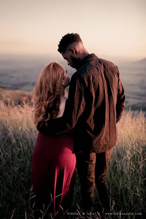 ensaioi de casal, estrada, flores, look florido, ensaio em itirapina, ensaio no morro do facao, fotos de casais, look preto para ensaio, look florido para ensaio'