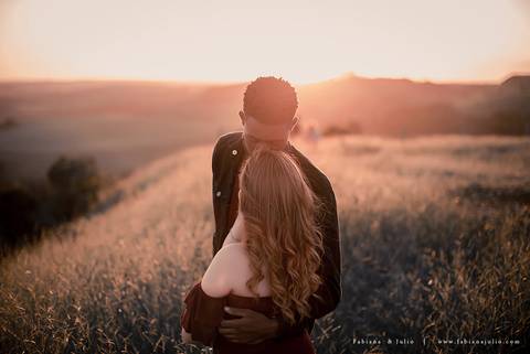 ensaioi de casal, estrada, flores, look florido, ensaio em itirapina, ensaio no morro do facao, fotos de casais, look preto para ensaio, look florido para ensaio'