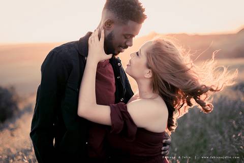 ensaioi de casal, estrada, flores, look florido, ensaio em itirapina, ensaio no morro do facao, fotos de casais, look preto para ensaio, look florido para ensaio'