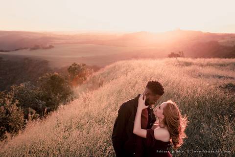 ensaioi de casal, estrada, flores, look florido, ensaio em itirapina, ensaio no morro do facao, fotos de casais, look preto para ensaio, look florido para ensaio'