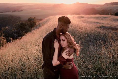 ensaioi de casal, estrada, flores, look florido, ensaio em itirapina, ensaio no morro do facao, fotos de casais, look preto para ensaio, look florido para ensaio'