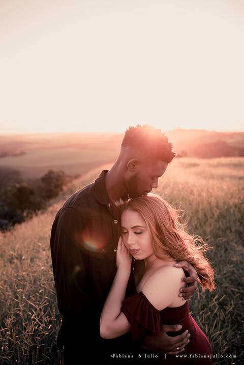 ensaioi de casal, estrada, flores, look florido, ensaio em itirapina, ensaio no morro do facao, fotos de casais, look preto para ensaio, look florido para ensaio'