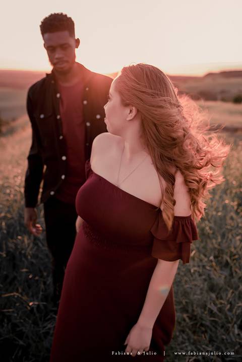 ensaioi de casal, estrada, flores, look florido, ensaio em itirapina, ensaio no morro do facao, fotos de casais, look preto para ensaio, look florido para ensaio'