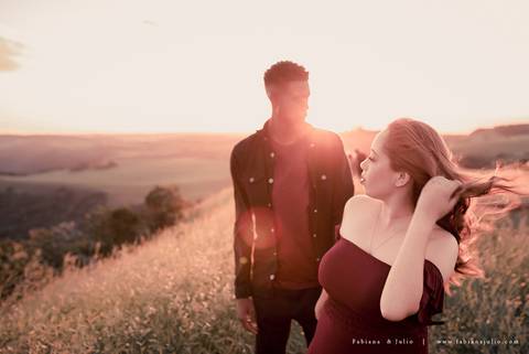 ensaioi de casal, estrada, flores, look florido, ensaio em itirapina, ensaio no morro do facao, fotos de casais, look preto para ensaio, look florido para ensaio'