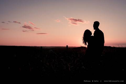 ensaioi de casal, estrada, flores, look florido, ensaio em itirapina, ensaio no morro do facao, fotos de casais, look preto para ensaio, look florido para ensaio'
