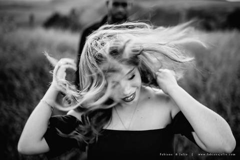 ensaioi de casal, estrada, flores, look florido, ensaio em itirapina, ensaio no morro do facao, fotos de casais, look preto para ensaio, look florido para ensaio'