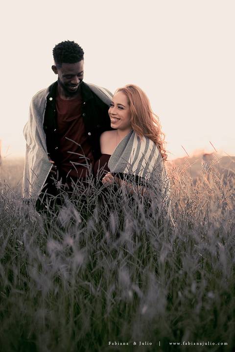 ensaioi de casal, estrada, flores, look florido, ensaio em itirapina, ensaio no morro do facao, fotos de casais, look preto para ensaio, look florido para ensaio'