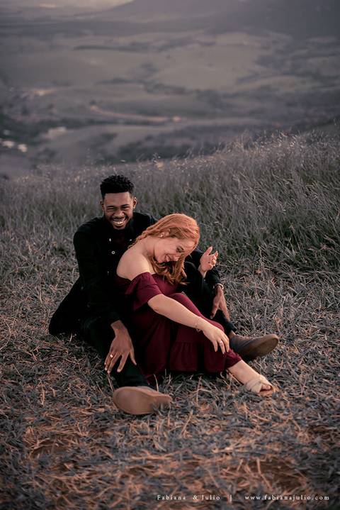 ensaioi de casal, estrada, flores, look florido, ensaio em itirapina, ensaio no morro do facao, fotos de casais, look preto para ensaio, look florido para ensaio'