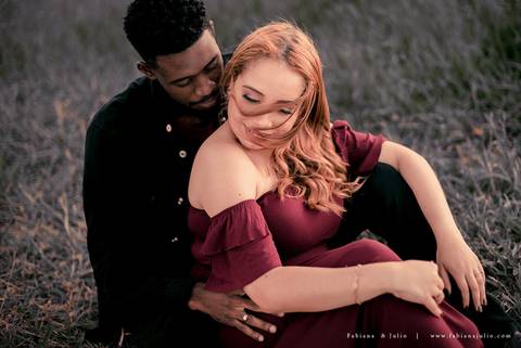 ensaioi de casal, estrada, flores, look florido, ensaio em itirapina, ensaio no morro do facao, fotos de casais, look preto para ensaio, look florido para ensaio'