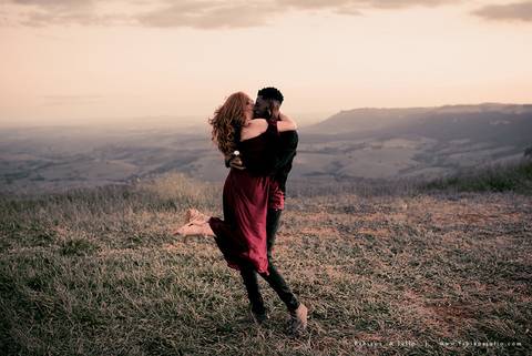 ensaioi de casal, estrada, flores, look florido, ensaio em itirapina, ensaio no morro do facao, fotos de casais, look preto para ensaio, look florido para ensaio'