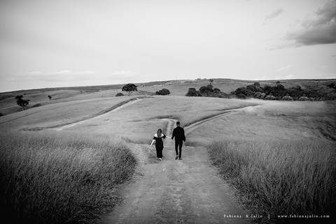 ensaioi de casal, estrada, flores, look florido, ensaio em itirapina, ensaio no morro do facao, fotos de casais, look preto para ensaio, look florido para ensaio'