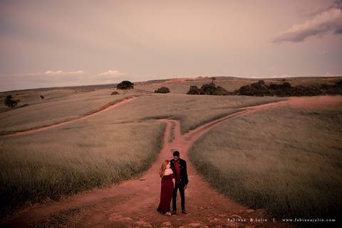 ensaioi de casal, estrada, flores, look florido, ensaio em itirapina, ensaio no morro do facao, fotos de casais, look preto para ensaio, look florido para ensaio'